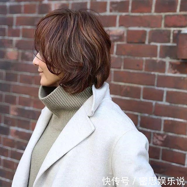 见证一个女人变老,除了越来越深的法令纹,还有越来越短的头发