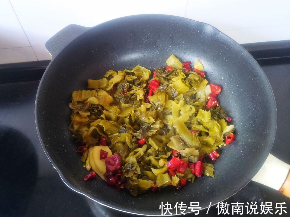 教你简版酸菜鱼做法，汤汁酸爽，鱼肉滑嫩，一次一锅都不够吃