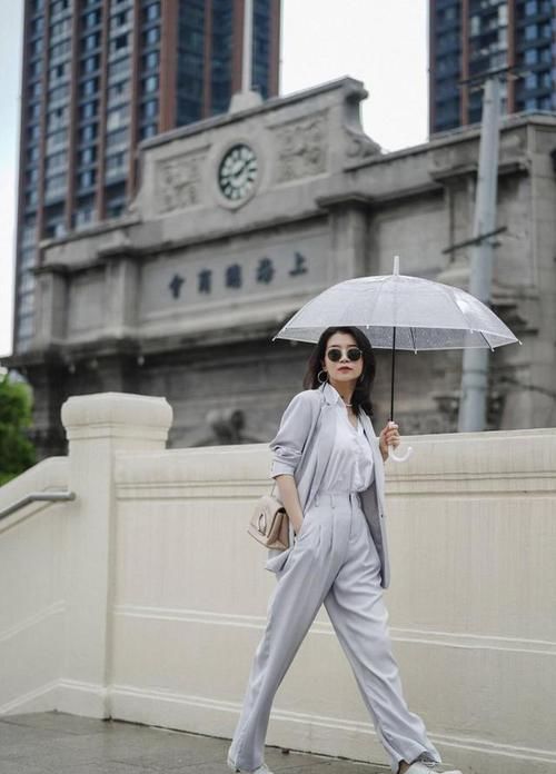 ?今夏不流行裙子配高跟鞋了，这样搭才是真的美，像三木一样有气质