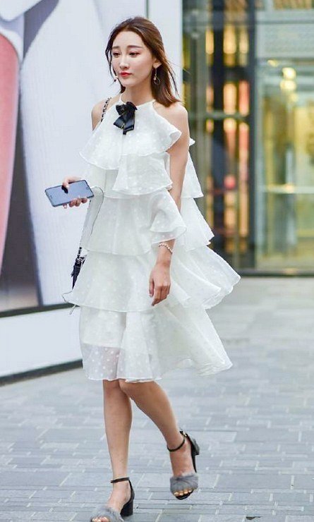 身穿蛋糕裙的小姐姐,穿出不一样的魅力,要珍惜她