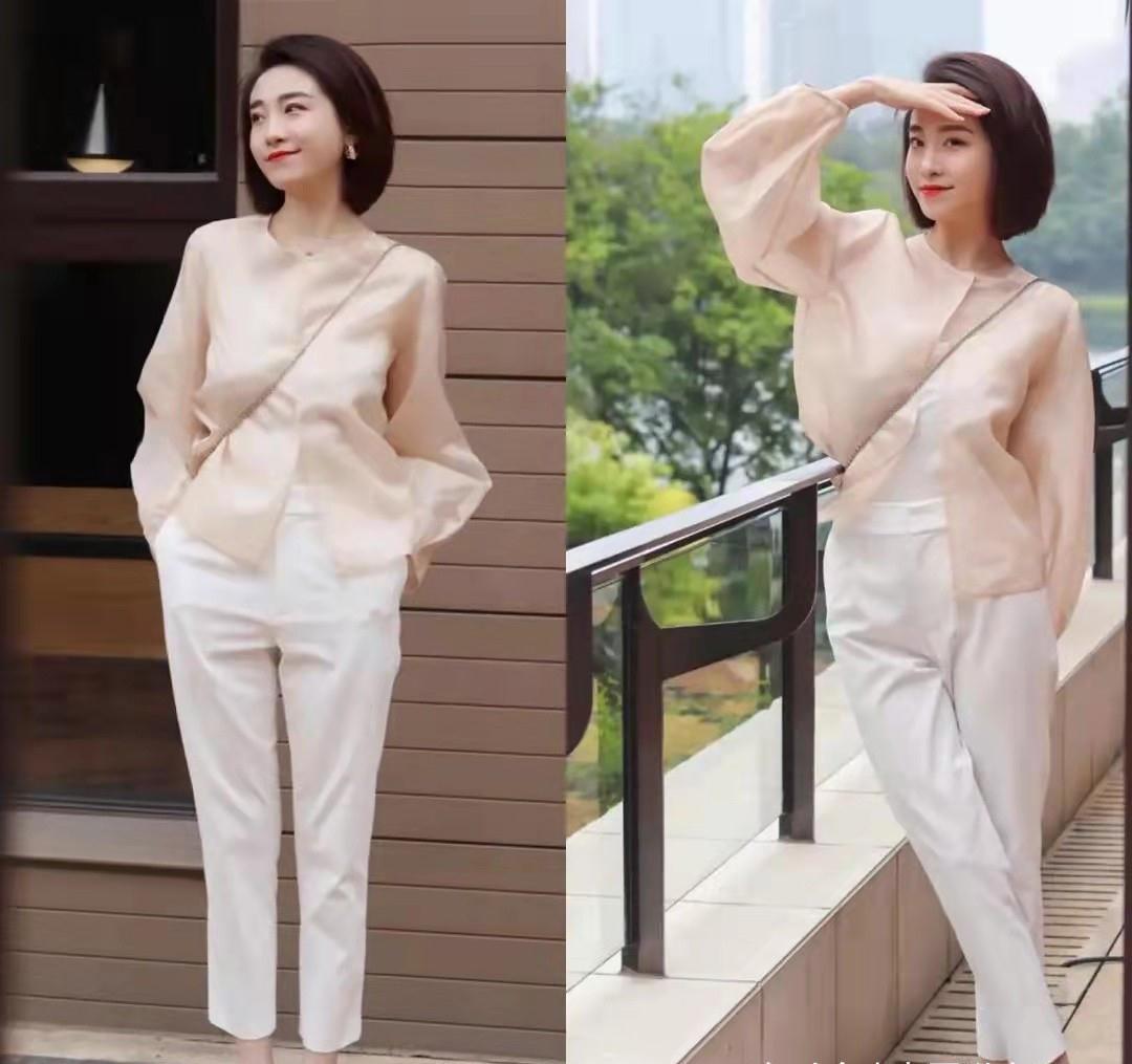 浅色 有气质的女人穿得都很“素”,3种搭配小原则,极简风穿出高级感