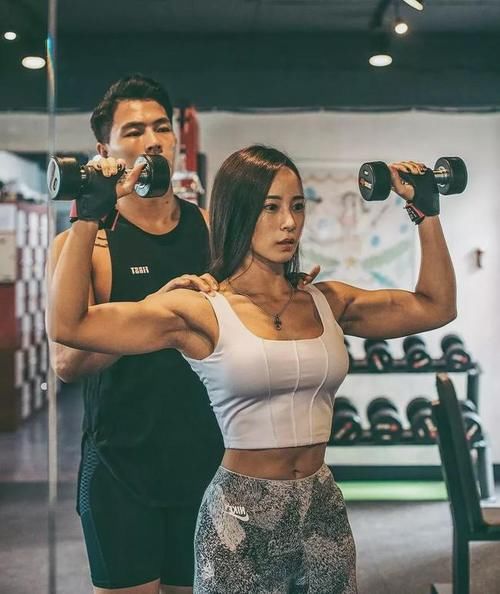 健身|32岁,儿子八岁,蜂腰翘臀,火了....