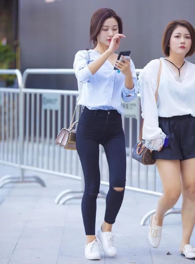 小姐姐|时尚装扮娇小美丽小姐姐配上黑色牛仔裤简直美出天际了