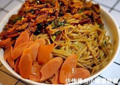 煮面条别再沸水下锅了,面馆师傅教你2招,面条又香又有嚼劲