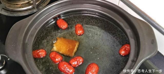 南瓜别做南瓜饼了,加一碗糯米粉,不煎也不炸,出锅连汤都不剩