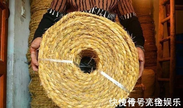 原材料$68岁大爷做1门手艺10年,村民年年免费送原材料,看他咋处理