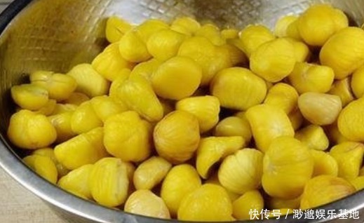 个个|煮板栗,别直接用水煮了!再加一步,板栗自动开口,个个不粘皮儿