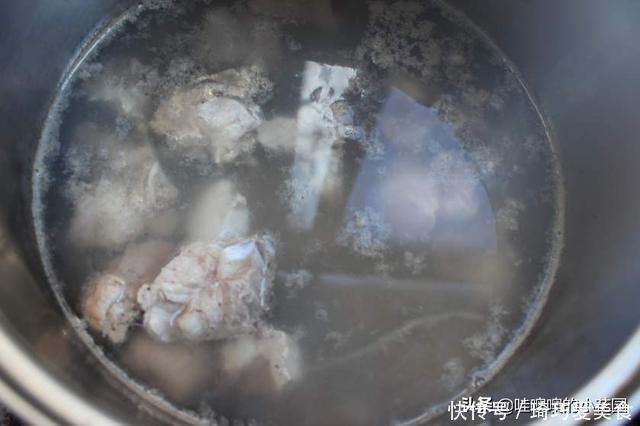 君子兰肥足长得壮,4种“肥水”轮着浇,10枝花箭一起蹿出来