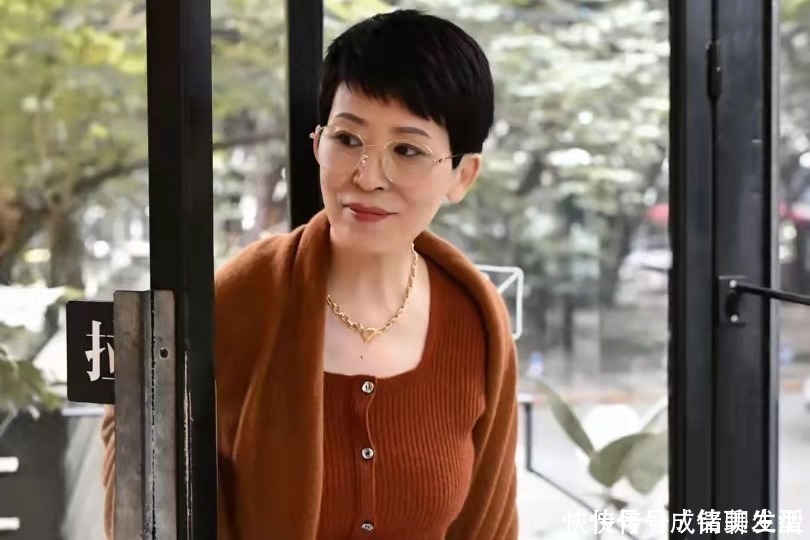 时髦 女人到了60岁,最好不要烫小卷,教你这样选发型,时髦减龄又洋气