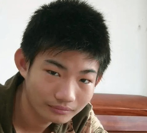 父母|吃饭靠喂,连路都不舍得让他走,被父母极度宠坏的杨锁,后来呢?