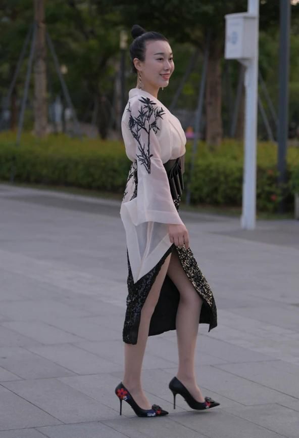 女神|气质靓丽的姐姐一身白色打扮完美演绎女神
