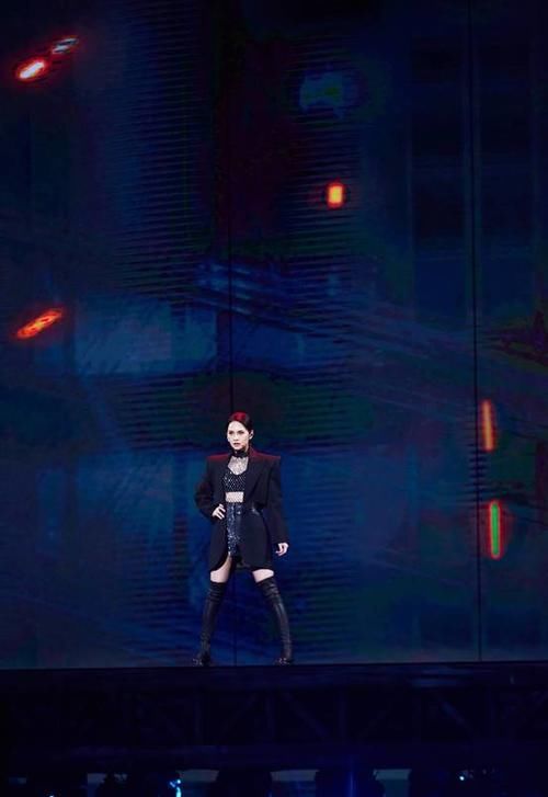 综艺秒表演唱会？杨丞琳成功踢馆，一首年轮唱出个唱质感