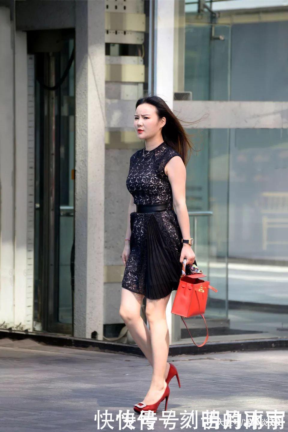 街拍小姐姐吊带上衣搭配黑色短皮裙,穿出了时尚而优雅的气质!