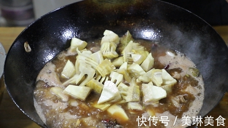牛肉的创新吃法,搭配竹笋一起炖,牛肉软烂入味不柴,越吃越想吃