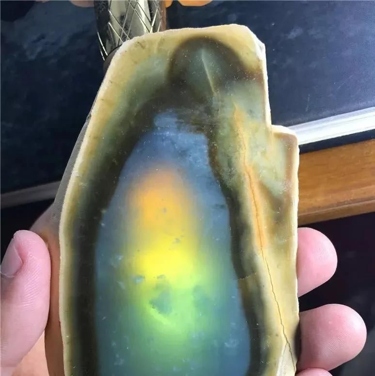 雕刻|小伙买下翡翠原石,切开后欲哭无泪,成品却美丽动人