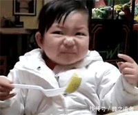 小宝宝|可怜的小宝宝吃柠檬，看得都酸爽，等我有娃我也要试试！