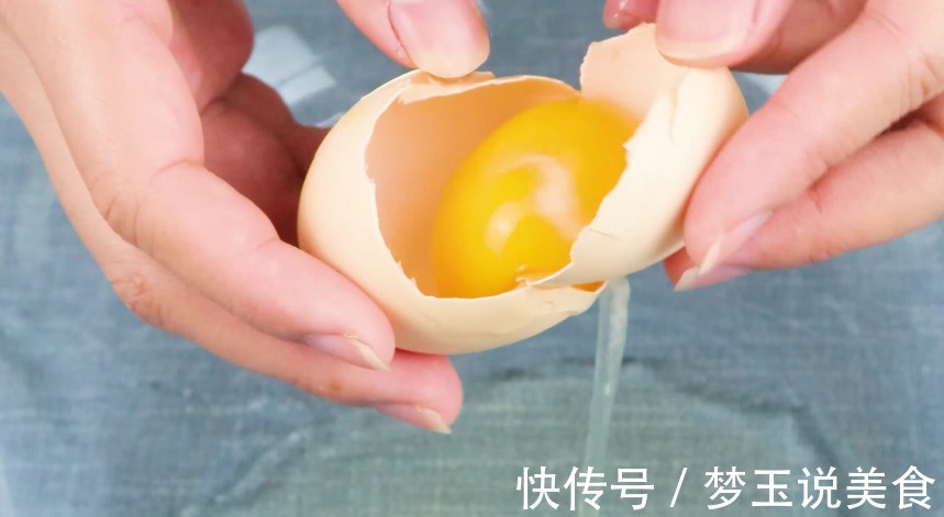 电饭锅蛋糕教你这样做，简单又有营养，蒸出来的蛋糕松软、味道香！