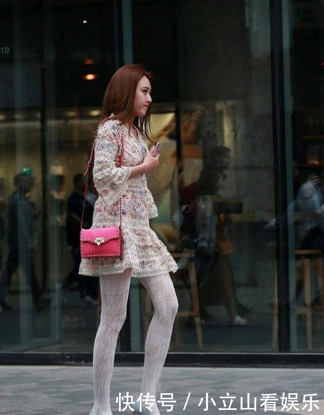 小清新镂空针织裙搭配白色高筒袜,美女走的是萝莉风格,甜美可爱