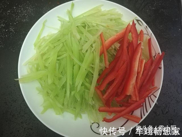 窝笋别再炒肉了，搭配它一起炒，竟成了饭桌上的抢手菜！你也试试