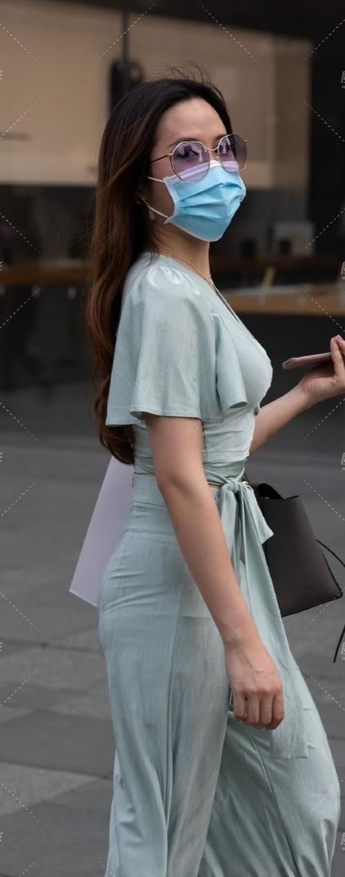 下半身 年轻时尚的连衣裙充满了美丽的曲线，展现出英雄和优雅的氛围