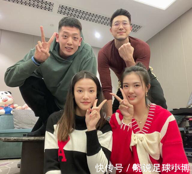 cb女排冠军张常宁春节晒照,两代三国手齐亮相,嫂子比她还要漂亮
