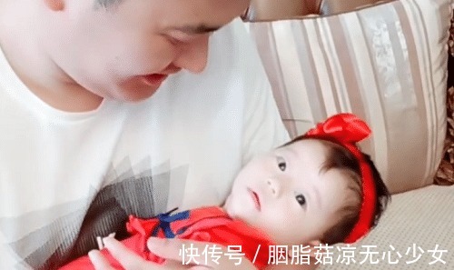 翻白眼|奶爸“偏心”式带娃火了,儿子被气得直翻白眼我是充话费送的