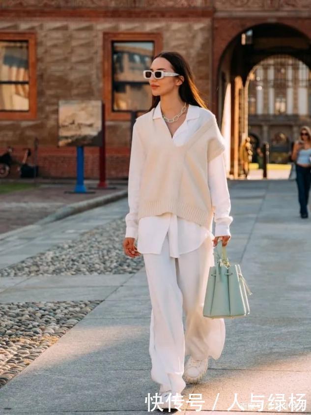 早秋出镜最高的经典搭配,“毛衣+阔腿裤”简约时髦,温柔还保暖