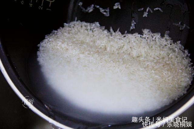 煮米饭记住这4点,煮出的米饭粒粒分明更香软,没菜也能吃2大碗