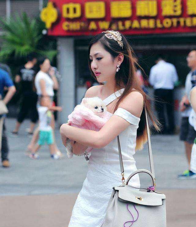 牛仔短裤|时尚靓丽的小姐姐,优雅大方的穿着搭配修身牛仔裤,真是美不胜收