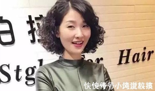 打理 50岁女人烫发最好避开这三种发型，老气更没气质，而且还不好打理