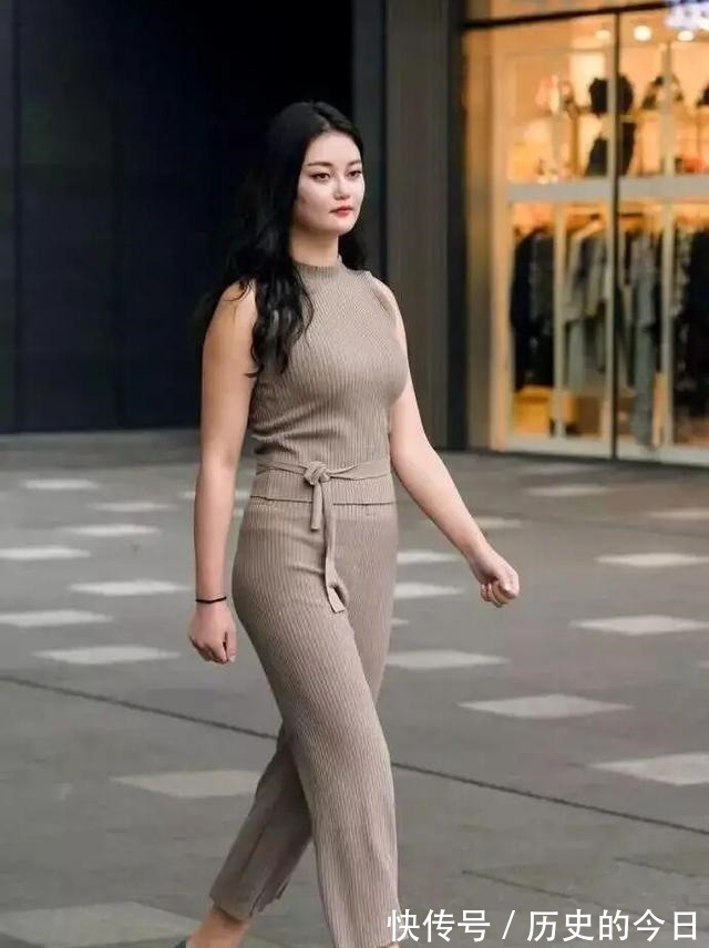 长腿 长腿姑娘适合穿瑜伽裤,选择简洁轻盈的裙型,真佩服她!