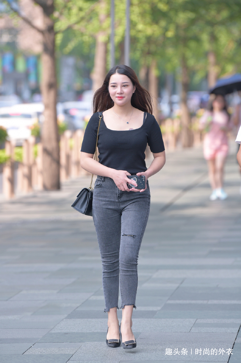 女生 微胖女生的夏日穿搭,简单休闲又显瘦,值得借鉴