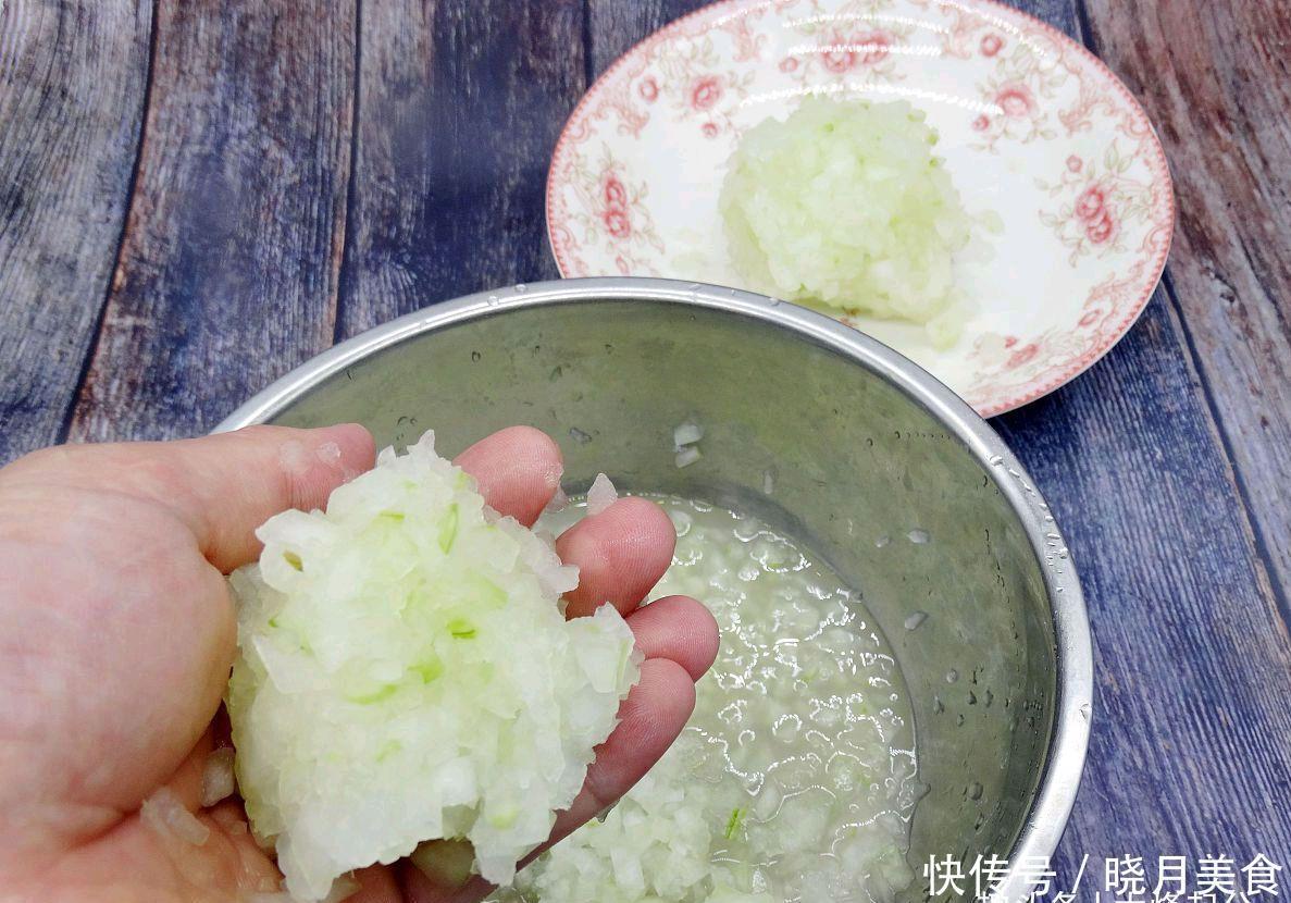 饺子馅|包素馅饺子有诀窍,调馅顺序正确,加2种调料,素馅香鲜又好吃