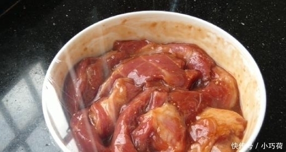 媳妇把整块五花肉放进电饭煲,半个小时后比烤肉还香,家人抢着吃