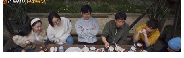 做飯|張藝興做5道菜8個人不夠吃，彭彭幫忙被忽視，黃磊夸贊背后是偏愛