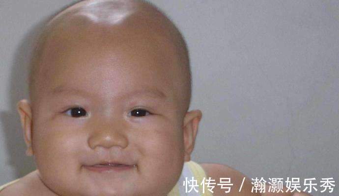 带娃|妈妈偷懒的带娃方式,差点把2个月宝宝差点弄成脑瘫,医生:无知