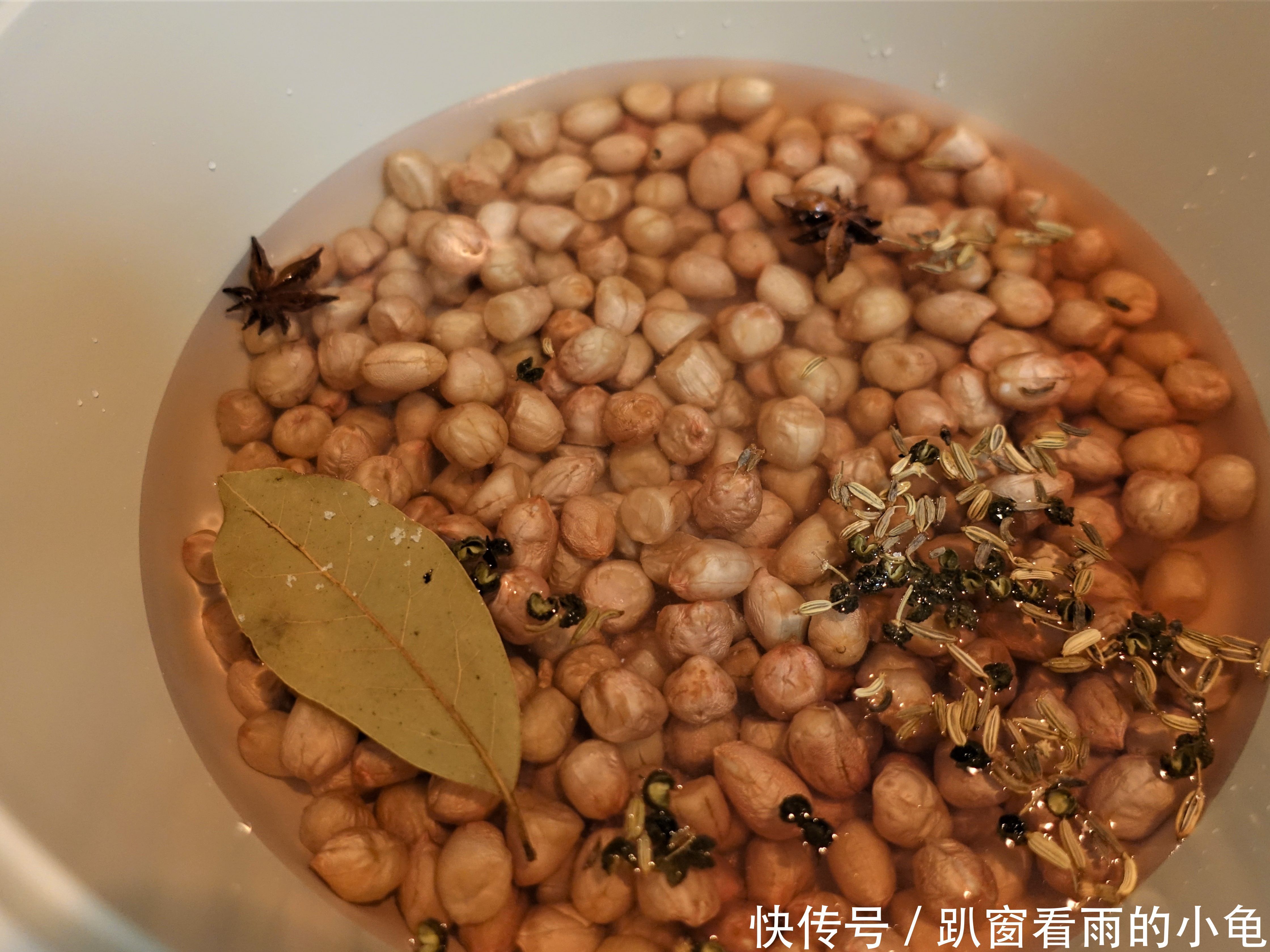 爱喝酒的看过来,教你炒五香花生米的窍门,炒出来的花生米酥脆无比,越嚼越香