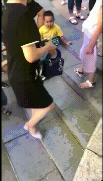 |搞笑GIF:大哥,你这许了什么愿啊,需要上这么粗的香火