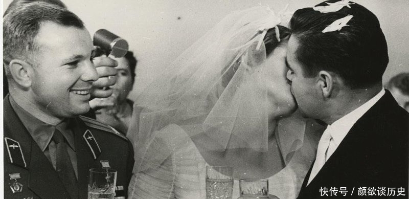 豪华|苏联婚姻百年影像史:一开始登记住木头房,后来整上豪华车队