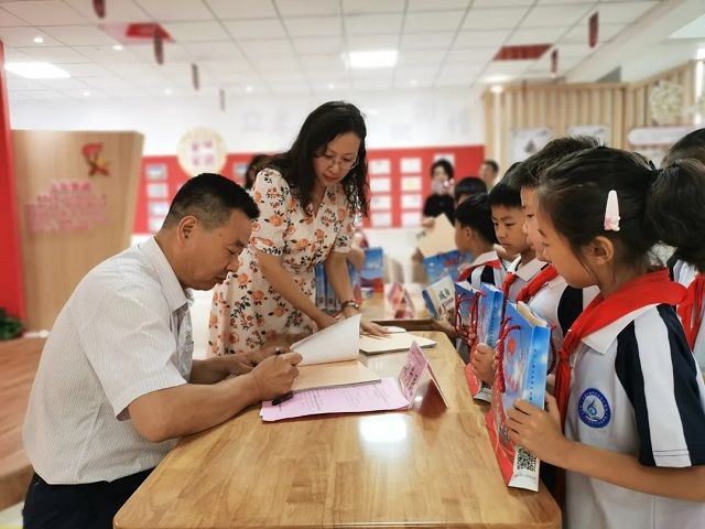 白云山|青岛市城阳区白云山学校举行红色校本课程新书签赠活动