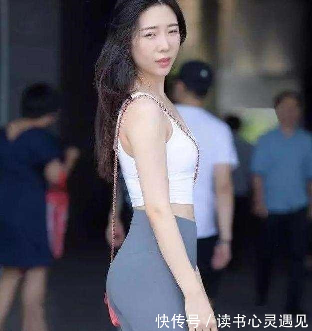 底色 打底裤穿出自然的时尚感,格外青春减龄,风格不同!