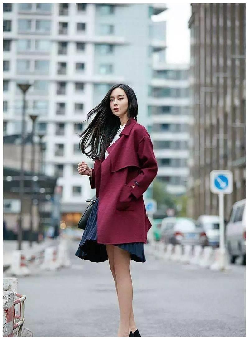 蕾丝 女神脚上搭配上一双黑色的尖头高跟鞋,让她看上去更加的有女人味