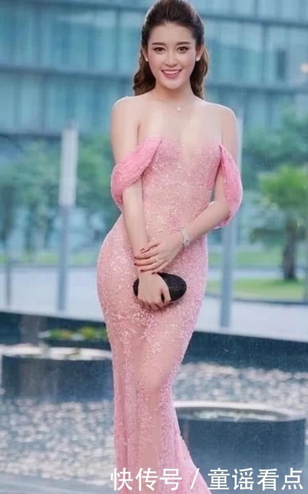 优雅|镂空露肩的鱼尾裙打造柔软曲线,网友:一身粉色简直太优雅知性了