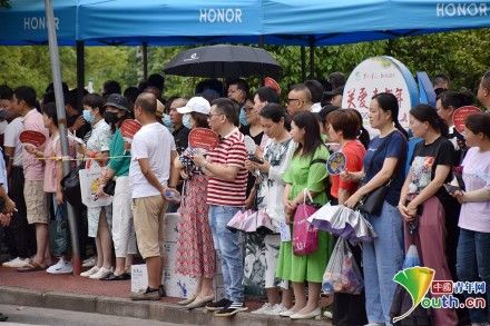 旗袍|直击高考首日！安徽黄山家长顶高温穿旗袍送考，寓意“旗开得胜”