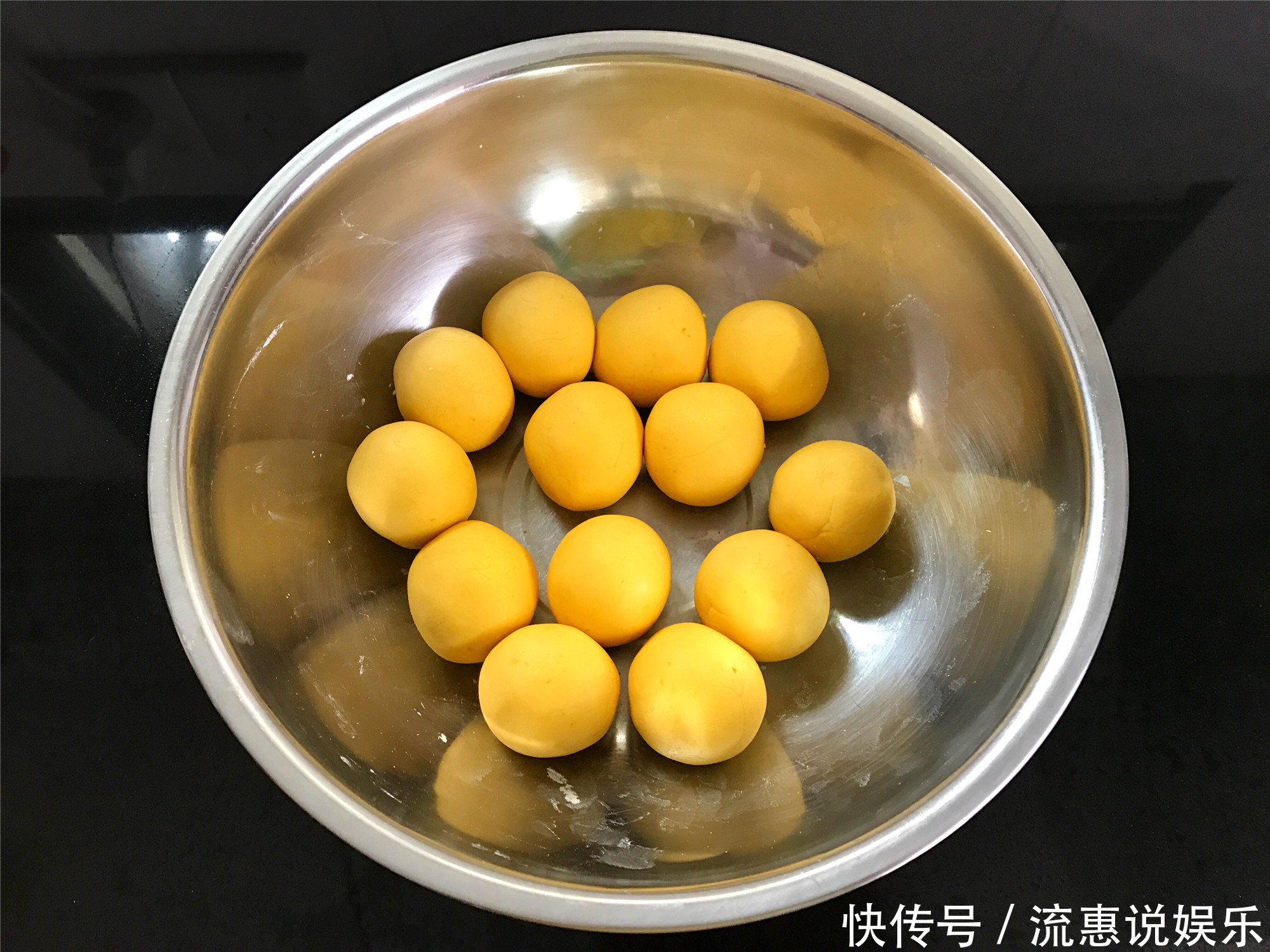 1块南瓜,1碗糯米粉,教你做南瓜丸子,香甜软糯,好吃不上火