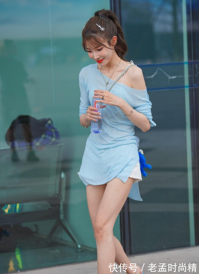 女神|街拍:有特点的衣服穿在身上会更好看,充分展现女神气质增添时尚韵味