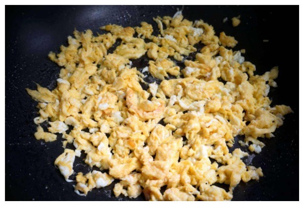 包韭菜馅饺子，直接拌馅就错了！做对这3步，韭菜不出水，更翠绿