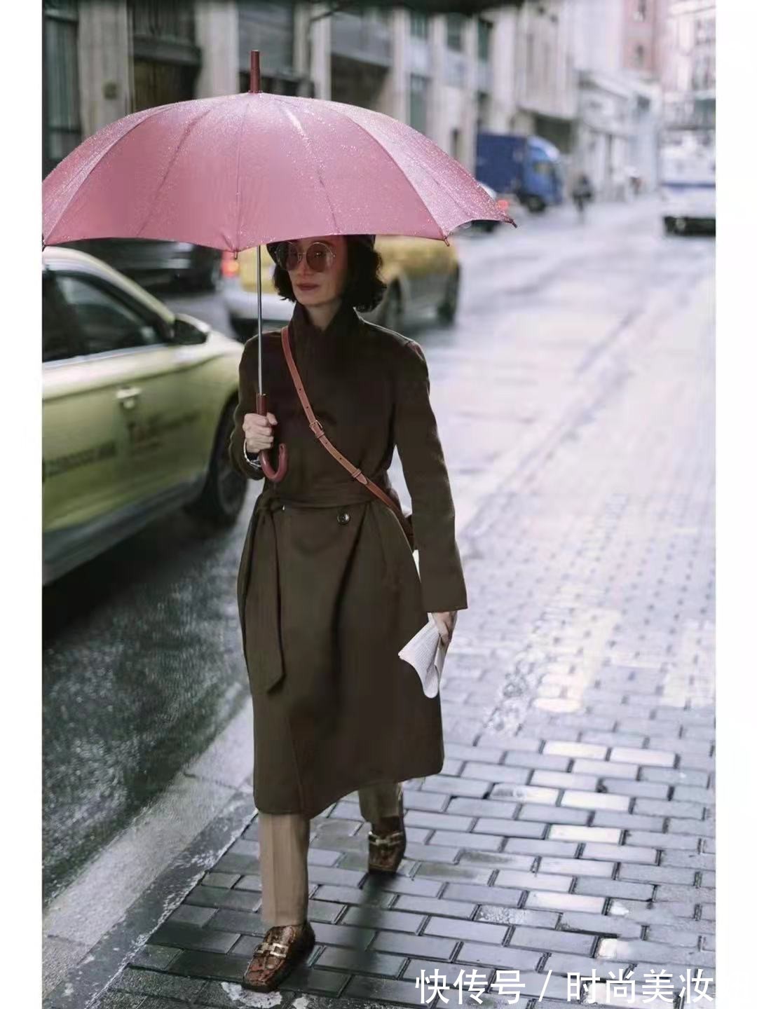高雅感|高级感原来这么简单,基础大衣也能搭配大牌范,50岁照穿提升气质