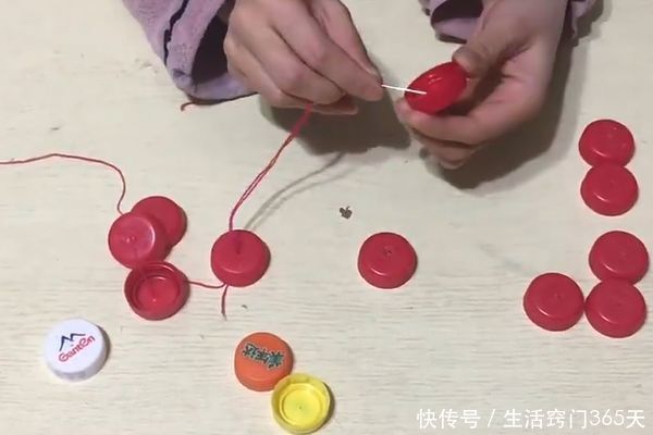 卖废品时，一定要把塑料瓶盖留下，用线穿在一起，家家户户都需要