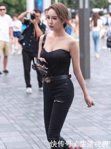  有种|时尚美女搭配牛仔裤，有种走起路来带风的效果！